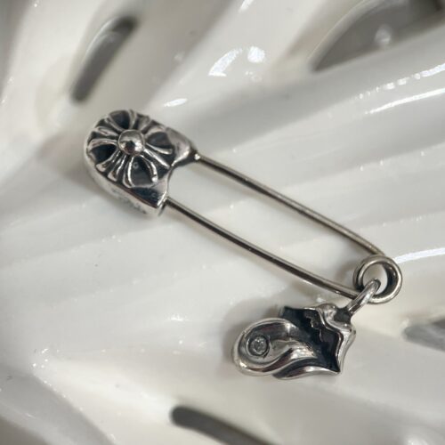 CHROME HEARTS THE ROLLING STONES WITH DIAMON SAFETY PIN